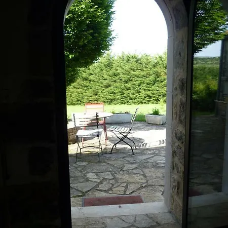 Des Frenes En Terrain Clos Holiday home